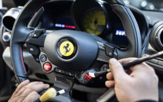 Pinselreinigung eines Ferrari Lenkrads