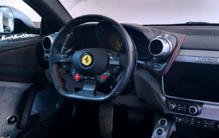 Innenraum/Lenkrad eines Ferrari GTC4 Lusso